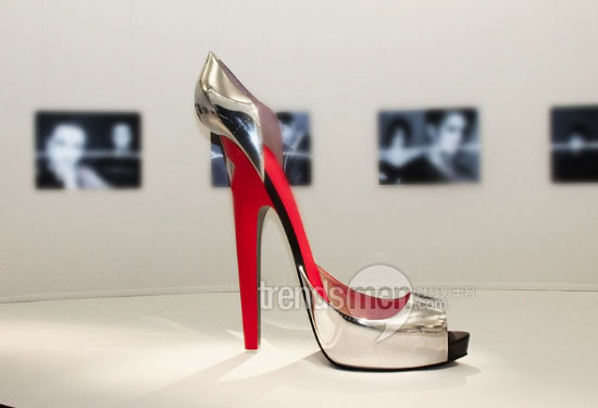 豪雅展馆里鲜丽的高跟鞋，让人想起品牌的新锐大胆