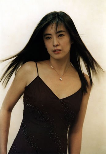 组图:回顾王祖贤15个惊艳经典造型 性感的吊带背心上镶嵌着星星点点的亮片高贵典雅