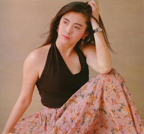 组图:回顾王祖贤15个惊艳经典造型 花朵图案的长裙优雅脱俗,黑色绕脖上装更增添了几分性感
