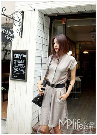 紫色连衣裙女人味十足