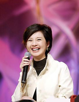 设计极简的大衣颇有军服的硬朗与霸气，彰显出王者的风姿