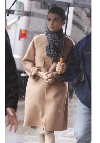 这件驼色的呢子大衣看起来非常优雅