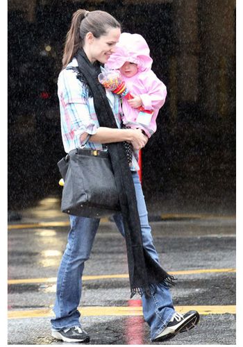 粉嫩的小雨衣让小女孩儿看起来更加可爱