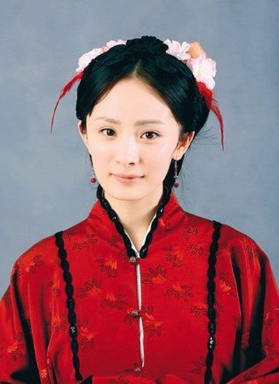 红色的衣服增添了晴雯的独特气质