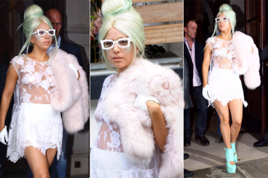 Lady Gaga透视蕾丝裙搭配淡粉色皮草披肩