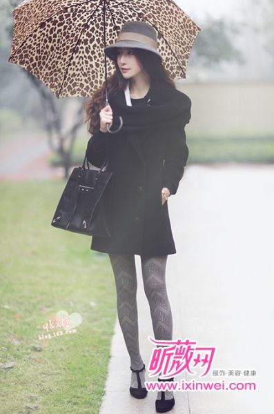 黑色大衣搭legging优雅迷人