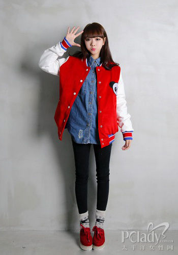 经典的牛仔衬衫+黑色打底裤