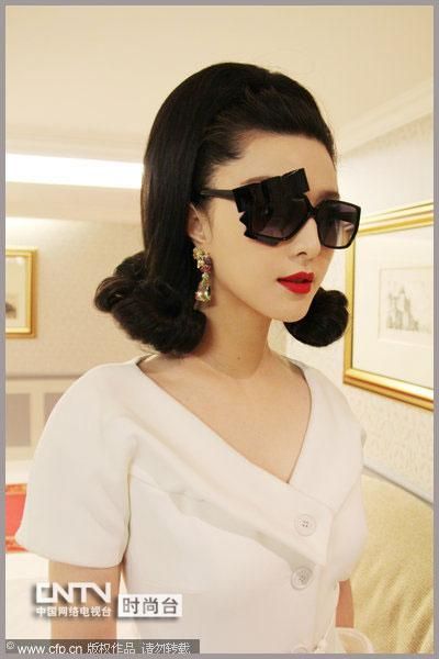 不对称蝴蝶结墨镜、包指皮手套