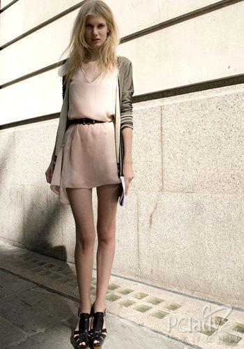 肉粉色的雪纺连衣裙温柔上身