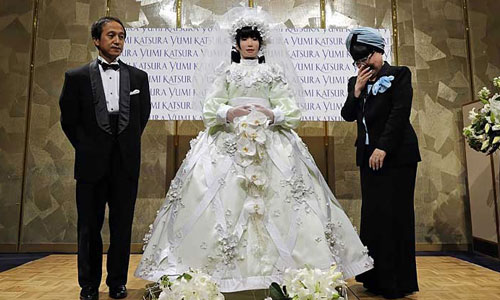 日本的机器人表演婚纱时装秀(组图)
