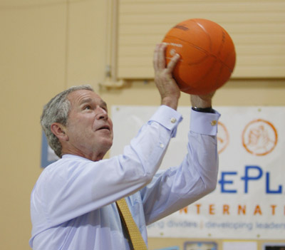 政要们爱看什么比赛:布什预订中美篮球赛门票