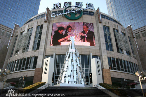 上海港汇广场17米水晶圣诞树亮相(组图)