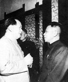 1956年，毛主席和澳门中华总商会理事长何贤先生交谈。