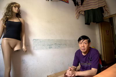 看女生街头露肩带不顺眼62岁<em>老汉</em>发明无带文