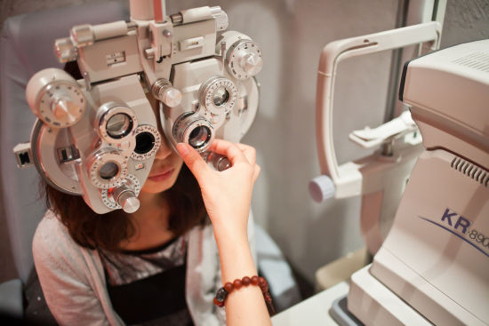 验光仪设备外,lc+精品店率先配备免散瞳眼底