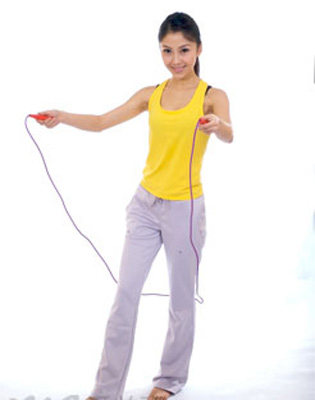 美体:简单跳绳操成就纤细大腿(组图)(4)_新浪女