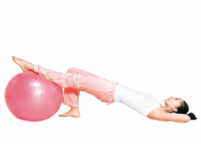 瑜伽球让女性美体又养生:能很好地减去腰腹赘