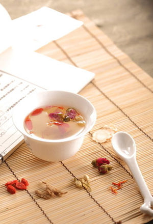 冬季防经痛要喝玫瑰姜枣茶
