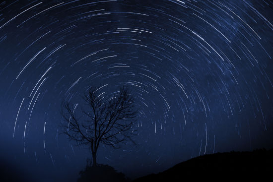 �@��拍�z于西�f石林的�L�r�g曝光星�，是星星持�m移�赢a生的�道在黑夜中留下痕�E。�z影：郭炳炎