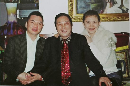 原图说：李湘小姐与李厚霖到大师家拜会大师。