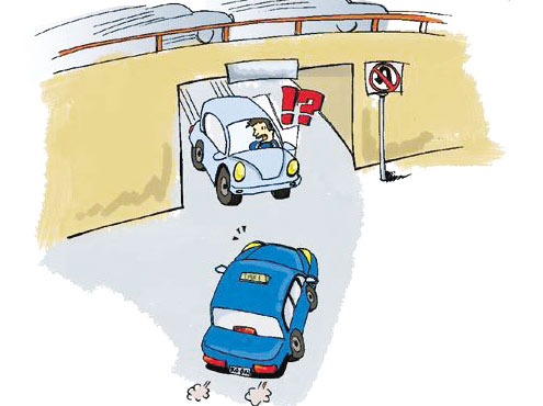 交通事故频发 走路的开车的都应遵守交通规则