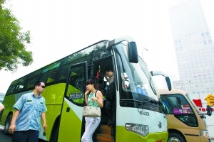 昨天上午,在位于国贸中心门前的通勤车停靠站,家住天通苑的上班族们在这里下车准备前往各自的工作单位。当天,往返于天通苑社区和国贸地区的通勤公交车正式开通。本报记者 饶强摄 昨天上午,在位于国贸中心门前的通勤车停靠站,家住天通苑的上班族们在这里下车准备前往各自的工作单位。当天,往返于天通苑社区和国贸地区的通勤公交车正式开通。本报记者 饶强摄