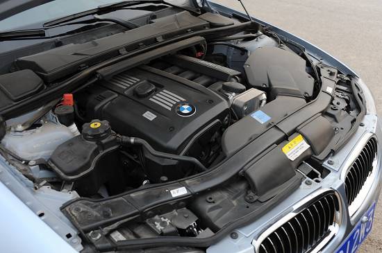 2011款BMW 325i发动机