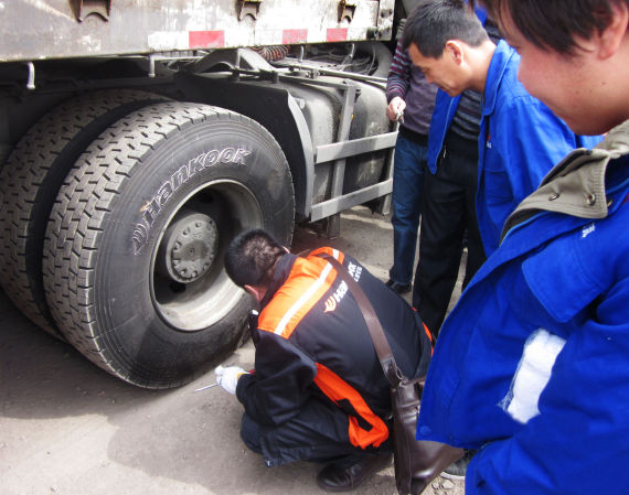 韩泰轮胎启动卡客车轮胎安全检测活动