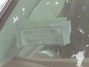 这张车窗上的贴纸上面赫然写着1.0AT的字样