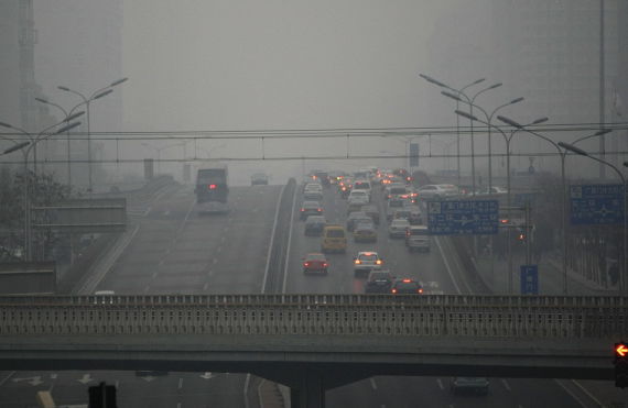 专家建议雾霾天气少外出 避开污染高峰期