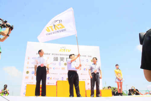 2013中国全地形车锦标赛官方旗帜传给下一站