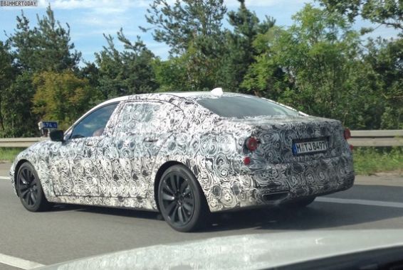 2015-BMW-7er-G12-Limousine-spied-2