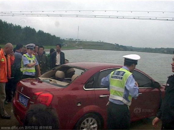 夫妻暴雨中开车不慎冲入水库身亡