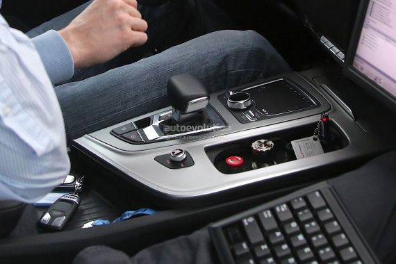 Audi Q7 interior 02