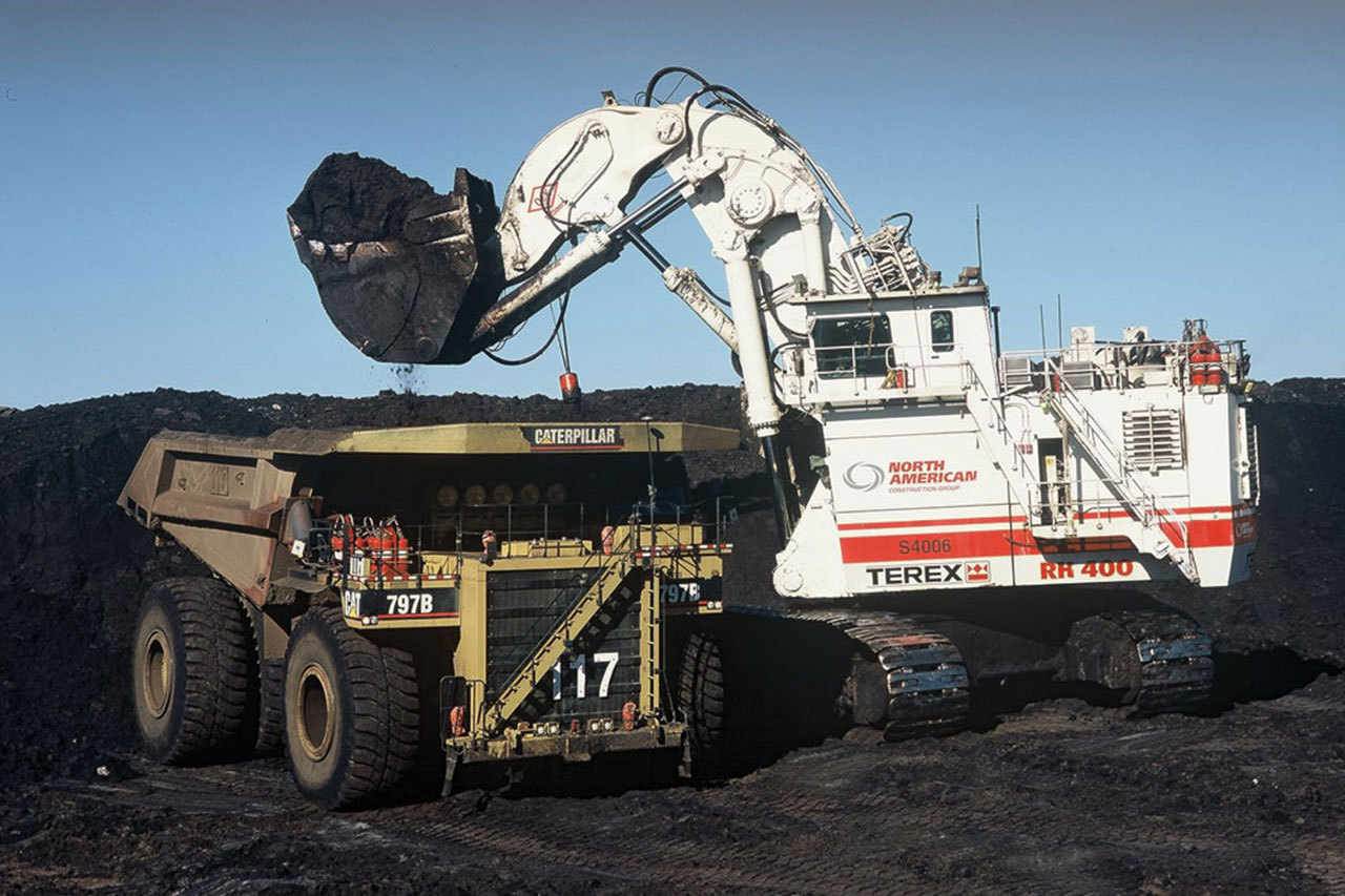 论挖掘机技术哪家强 跟车致玩不用去蓝翔_新浪车致