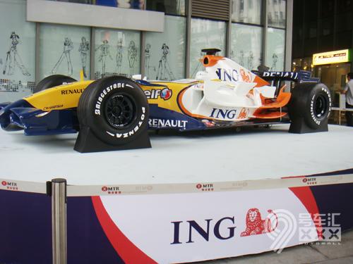 ING雷诺F1车队赛车R27在北京SOHO尚都展出