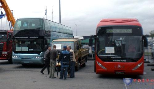 青年出击莫斯科车展 展示双层巴士低地板公交