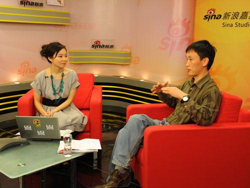 图为《静看新车》节目现场,左为主持人陈怡静,右为中国汽车画报编辑部主任秦明华。