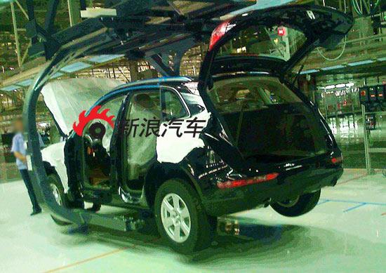 图3：近日，新浪汽车收到正在一汽奥迪生产线试装的国产奥迪Q5谍照，这也证明国产奥迪Q5距离上市更进一步。