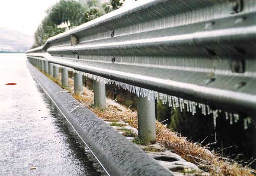 京珠北高速部分路段结冰 现已双向封闭