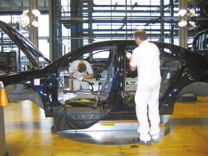 在组装汽车.本报记者