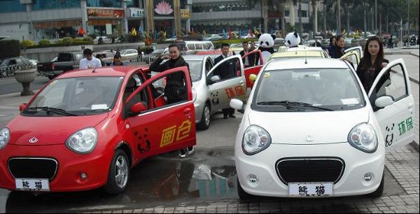 闹市惊现"熊猫"造成交通拥堵 警察无奈下罚单_新浪汽车_新浪网