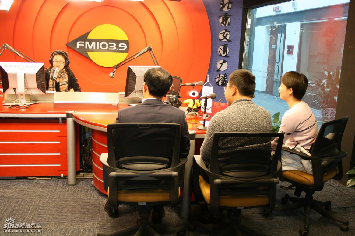 �µ���ɫ��ʻ��ݼӢѵ��Ӫ����ͼƬ