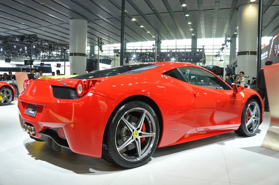 法拉利撞车 网友给豪车车主点赞为电瓶车主操