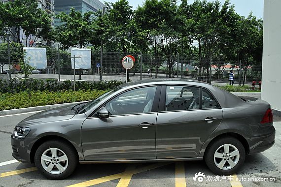 编辑点评:全新宝来打破了老款中庸内敛的家用风格,融入了更加浓郁的商务气息。动感大气的造型搭配稳重高档的内饰,全新宝来不仅能满足家用,出席各种商务场合也能很好的彰显车主的风采。 经销商名称:山东金宝利汽车销售服务有限公司 经销商地址:济南市工业南路60号 经销商电话:400-662-1395 经销商微博: