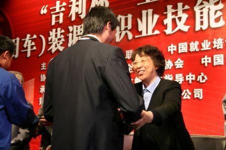 吉利集团副总裁张爱群女士为获奖选手颁奖
