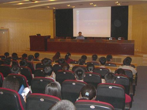 张彤博士给同学们演讲