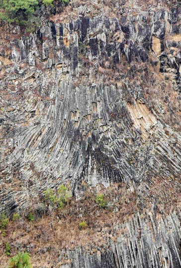 柱状节理是火山爆发时喷出的未露于地表岩浆的温度高达1200—1500摄氏