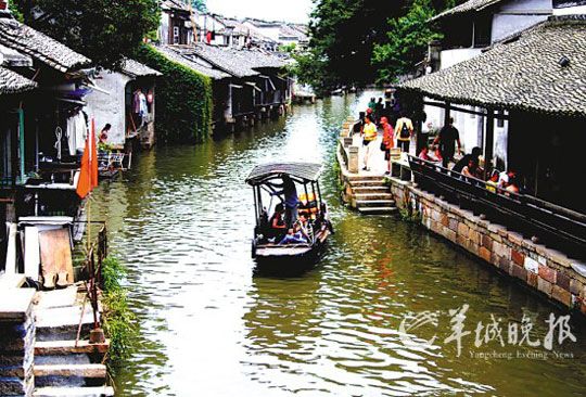 在乌镇风景区乘小木船游览观光(施广德 东方IC)