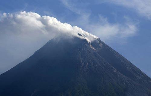 印尼火山喷发预警升至最高级 两万居民撤离